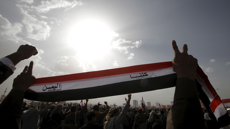 الحوثيون يعلنون عن اجتماع مع وزير خارجية عمان