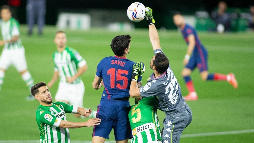 أتلتيكو مدريد يستعيد الصدارة من جاره الريال بتعادل مخيب أمام ريال بيتيس (فيديو)