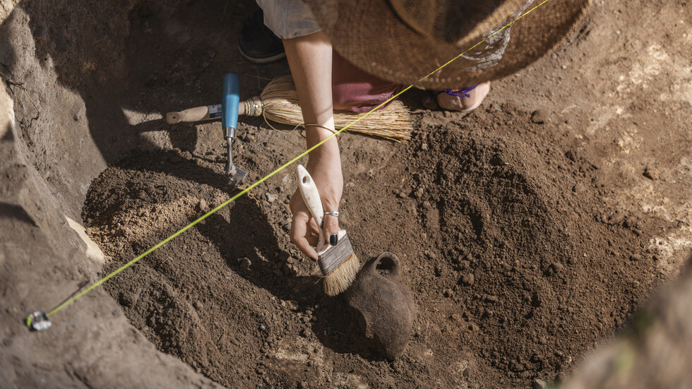 اكتشاف كنز من الحلي الذهبية والتحف أثناء حفر قطعة أرض يذهل السكان في الهند