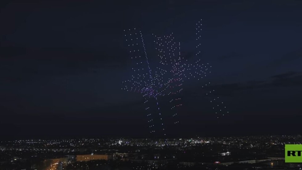 مئات الدرونات تضيء سماء مدينة روسية بمناسبة يوم الفضاء