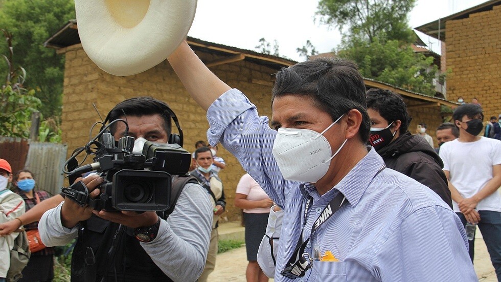 مدرس من أقصى اليسار يتصدر انتخابات بيرو الرئاسية
