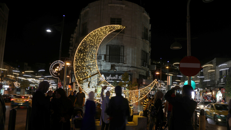 هلال رمضان يظهر تحت الماء في العقبة الأردنية (فيديو)