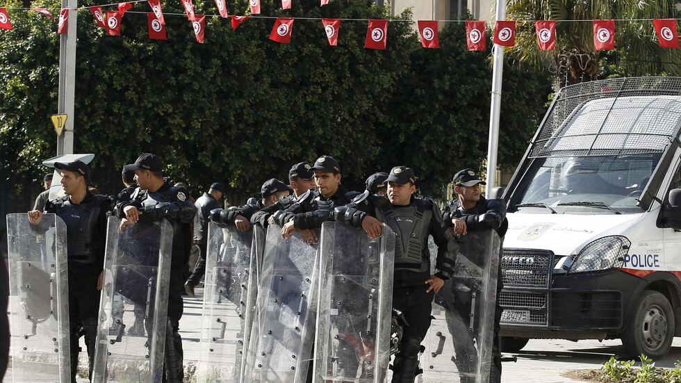 بعد وفاة شابين.. عدد من الأهالي في تونس يحرقون مركز شرطة وسيارة أمنية