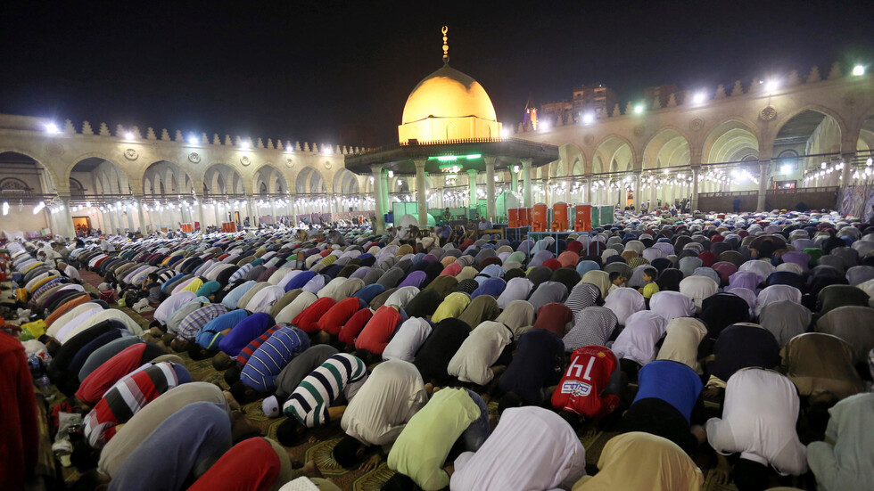 مصر توقف أول شيخ بسبب صلاة التراويح