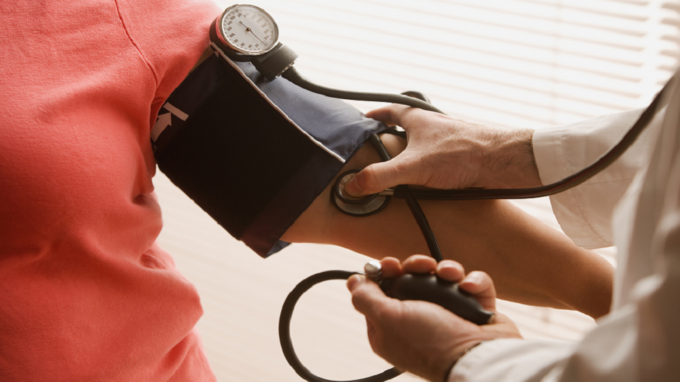 تسعة أطعمة ينبغي تجنبها أو المخاطرة بأعراض ارتفاع ضغط الدم المميتة!