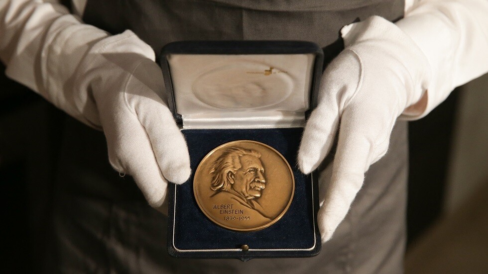 سويسرا.. أصغر عملة تذكارية في العالم تحمل صورة أينشتاين