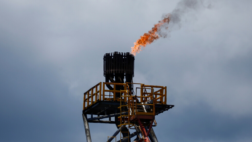 النفط يواصل الصعود بعد تقرير لوكالة الطاقة الدولية