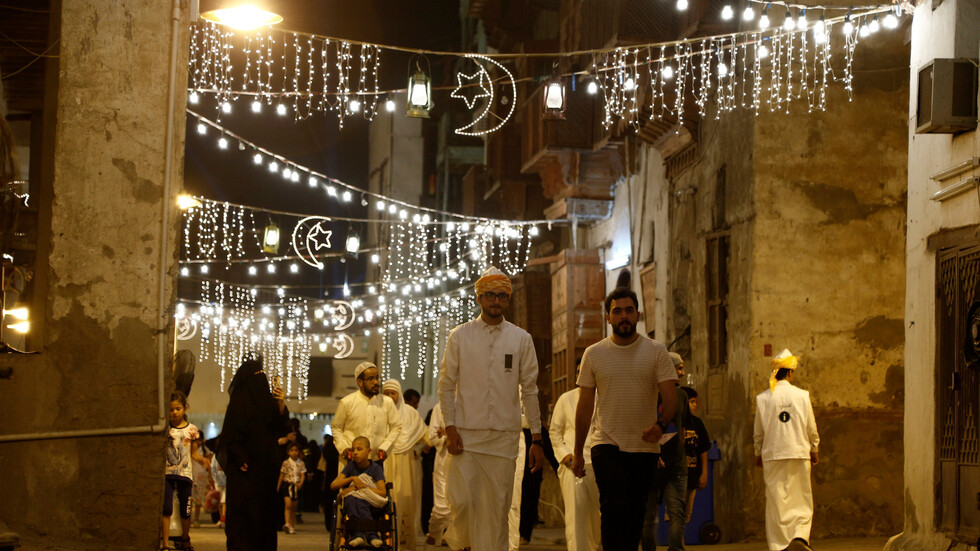 هل لقاح كورونا يفطر الصائم؟.. المفتي العام في السعودية يجيب