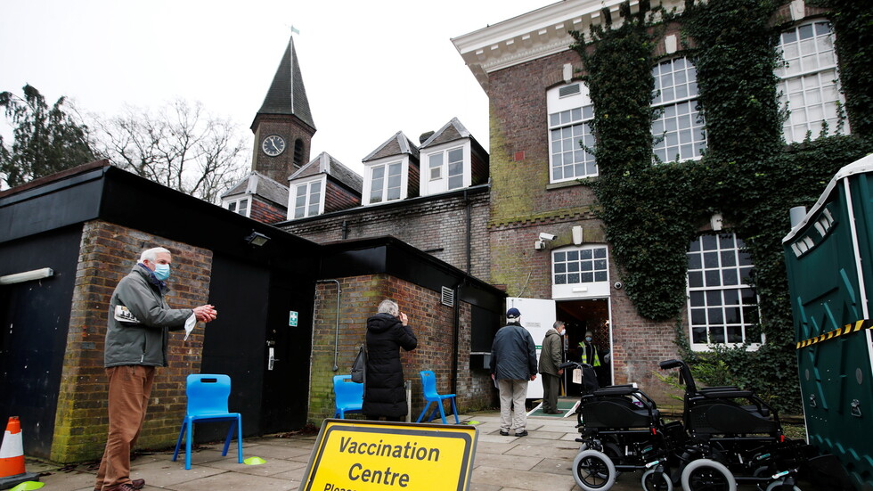 بريطانيا تبحث إلزام موظفي دور الرعاية بلقاح كورونا