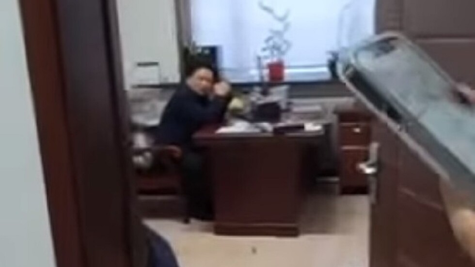 حقق مشاهدات عالية.. موظفة تضرب رئيسها في العمل بالمكنسة بعد تحرشه بها (فيديو)