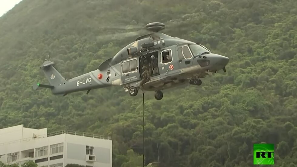 شاهد.. شرطة هونغ كونغ تظهر مهاراتها أثناء الاحتفال بيوم الأمن القومي