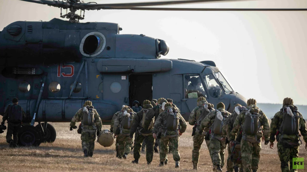 تدريبات للقوات الخاصة الروسية على الهبوط بالمظلات من مروحيات "تيرميناتور"