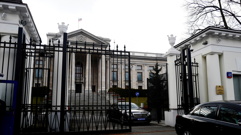 بولندا تطرد 3 دبلوماسيين روس