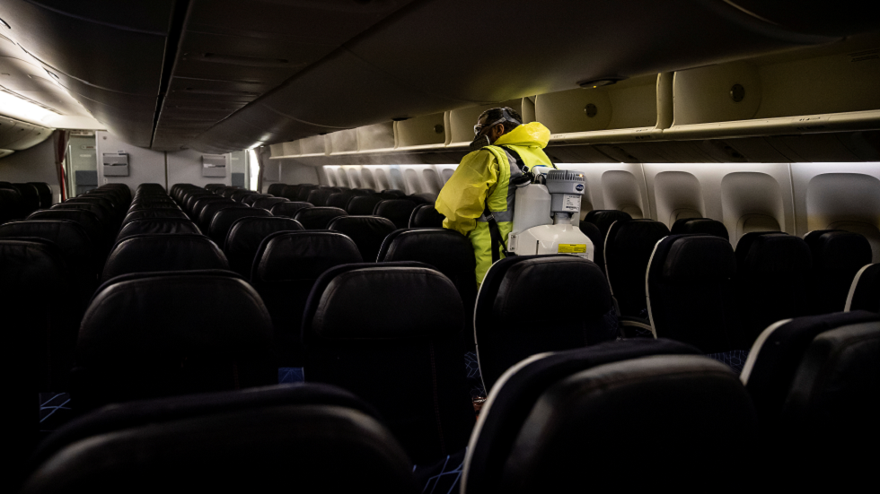 دراسة جديدة: إبقاء المقعد الأوسط شاغرا يقلل انتشار 