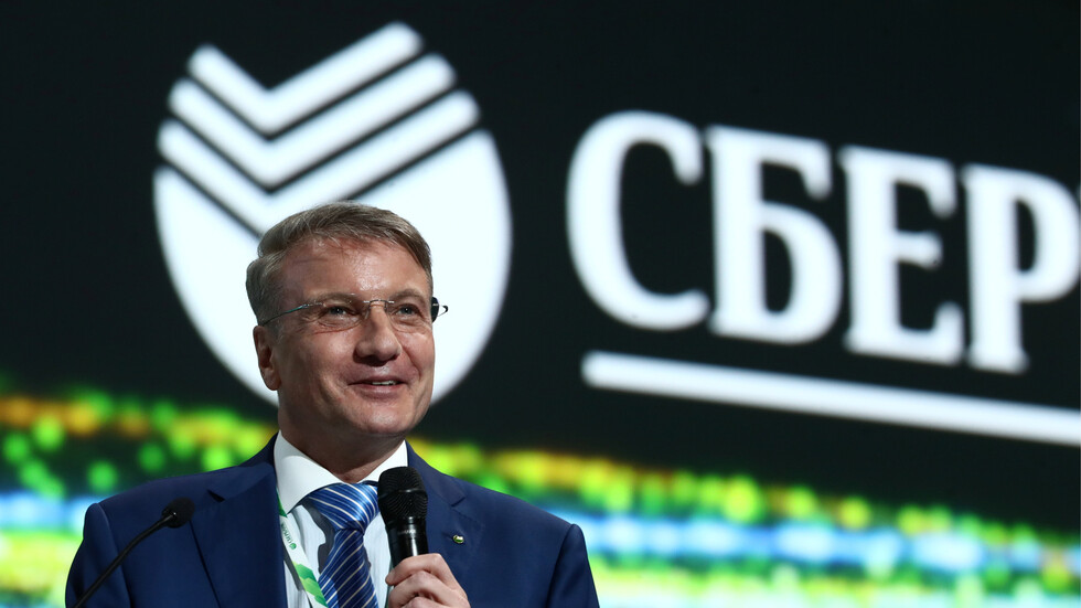 مدير أكبر مصرف روسي يعلق على العقوبات الأمريكية الجديدة على روسيا