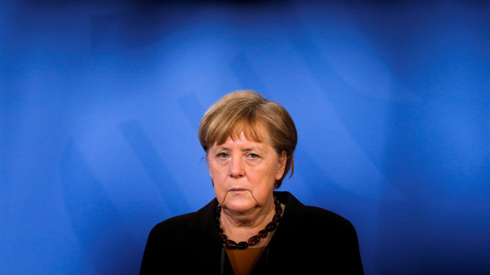 ميركل تتلقى لقاحا ضد كورونا علقت دول استخدامه