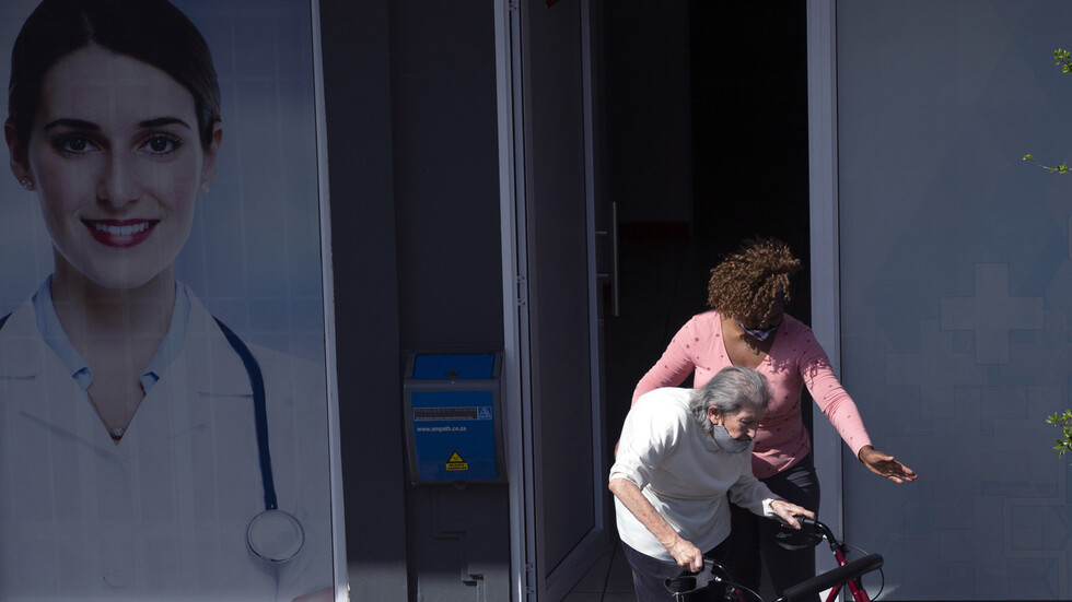 جنوب إفريقيا تبدأ حملة التلقيح بتطعيم كبار السن