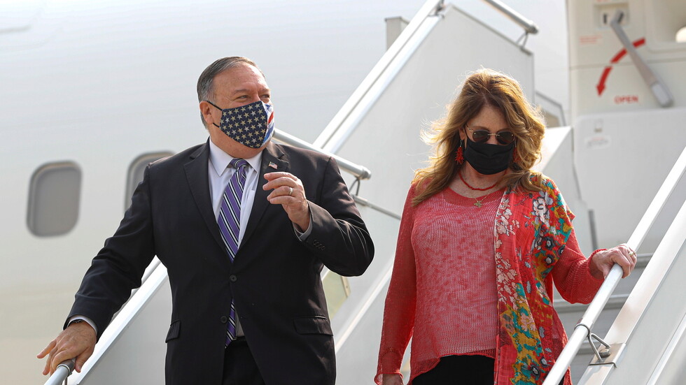 صحيفة: بومبيو وزوجته كلفا موظفي الخارجية بتنفيذ مطالب شخصية أكثر من 100 مرة