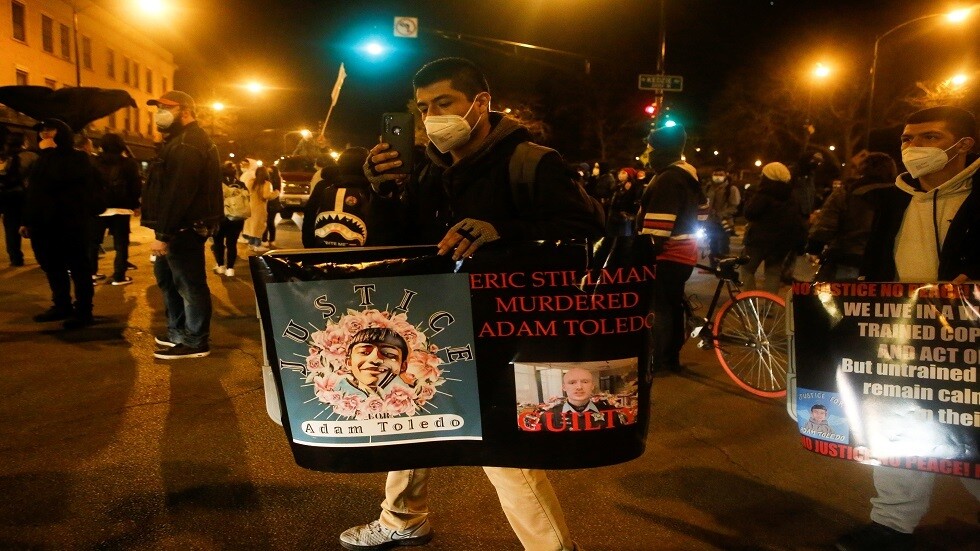 احتجاجات في شيكاغو إثر مقتل صبي لاتيني على يد شرطي (فيديو)