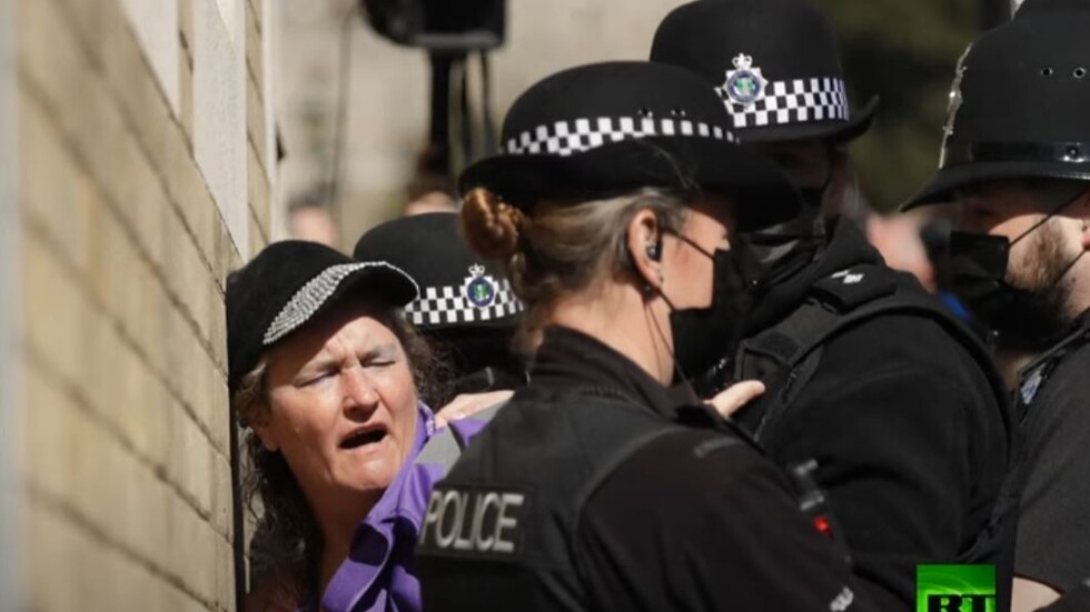 الشرطة البريطانية تطارد متظاهرة عارية الصدر خلال مراسم تشييع الأمير فيليب