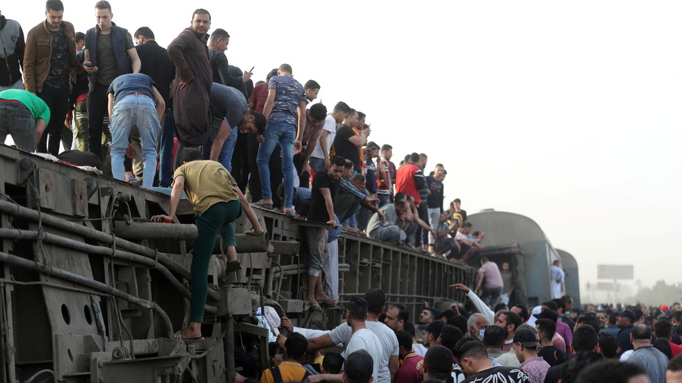 السيسي يكلف بتشكيل لجنة للوقوف على أسباب حادث قطار القاهرة-المنصورة