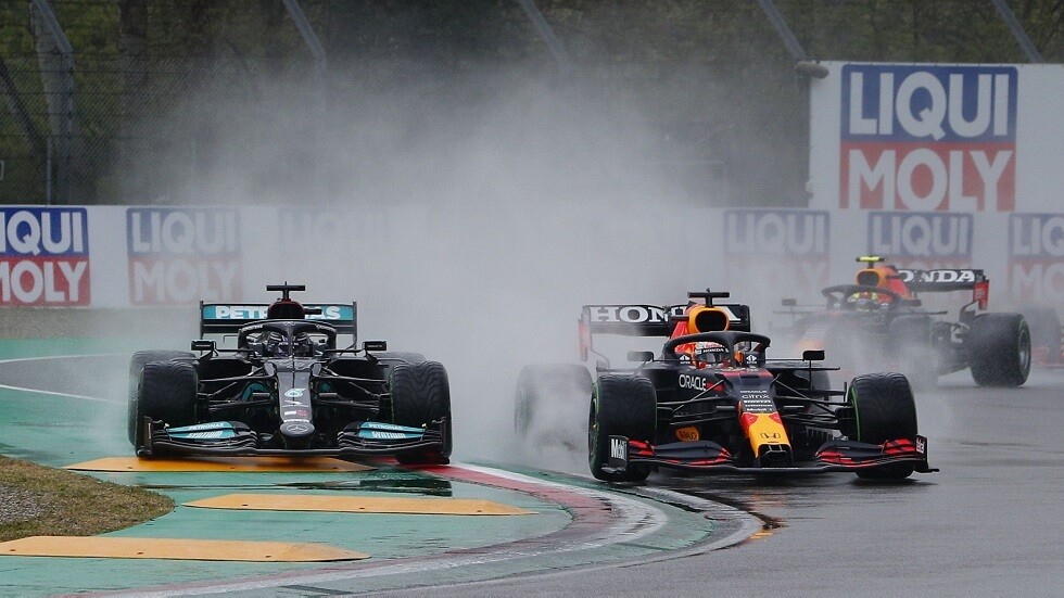 فيرستابن ينتزع جائزة إيميليا رومانيا الكبرى من هاميلتون (فيديو)