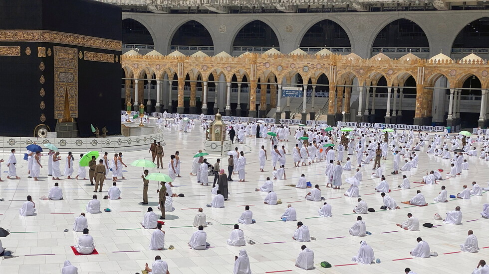 شرطية سعودية بزي عسكري عند الكعبة تثير اهتمام المواطنين (صور)