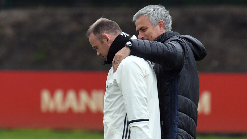 روني يصف إقالة مورينيو قبل نهائي كأس الرابطة "بالجنون"