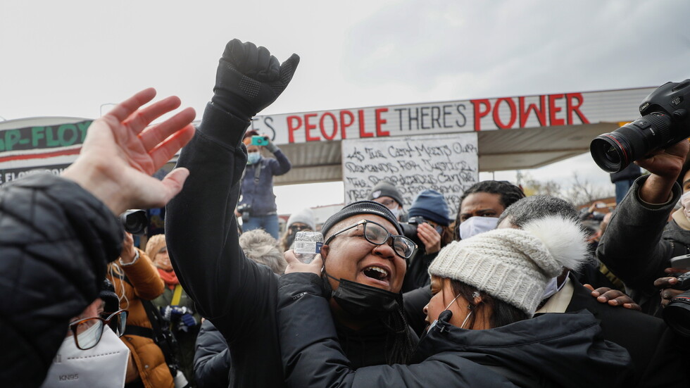 بالفيديو.. ردة فعل عائلة جورج فلويد بعد إدانة الشرطي ديريك شوفين بجريمة قتله