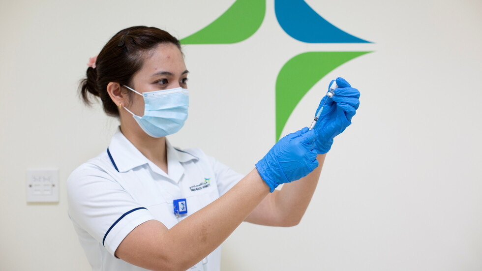 الإمارات: قد نفرض قيودا على حركة غير المطعمين ضد كورونا