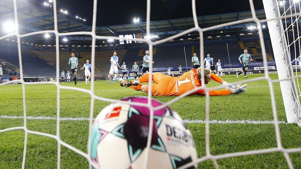 بالفيديو.. لاعبو شالكه الألماني يفرون من مشجعي الفريق الغاضبين بعد الهبوط من 