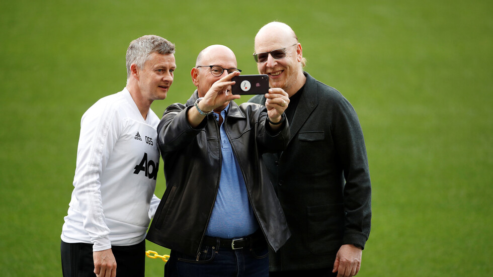 بعد اعتذار مالك ليفربول.. نظيره في يونايتد يحذو حذوه