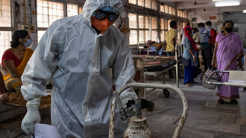 الهند.. انقطاع الأكسجين الطبي والإصابات اليومية بكورونا تتجاوز 300 ألف