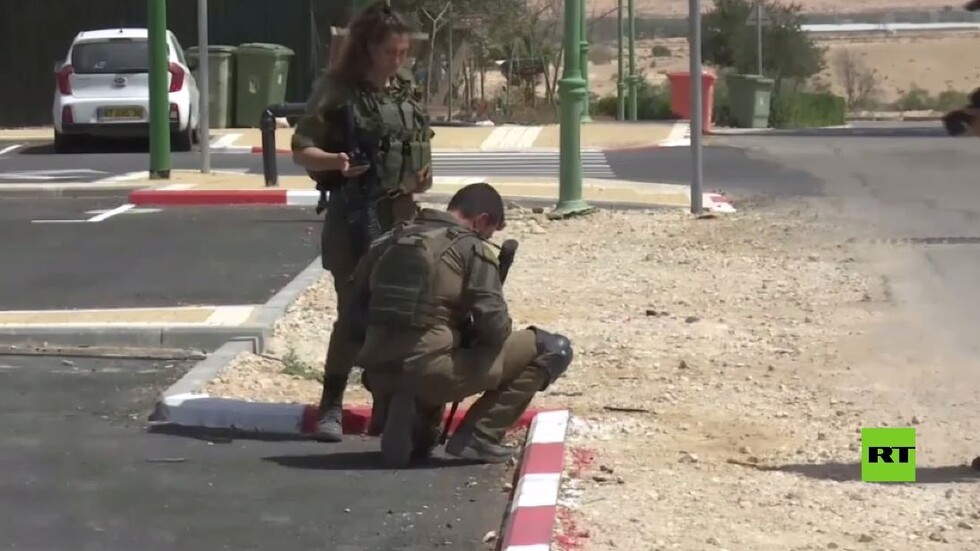 بالفيديو.. العثور على ما يعتقد أنها بقايا صاروخ في محيط إحدى القرى قرب ديمونا