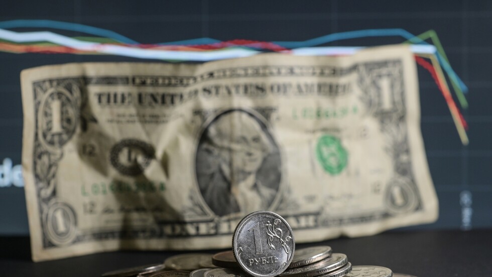 الروبل الروسي يقفز والعملة الأوكرانية تصعد بعد إعلان من وزير الدفاع الروسي