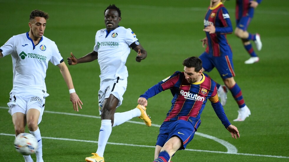 جامع الكرات يتحول إلى نجم على مواقع التواصل الاجتماعي بعد هدف ميسي "الطريف" (فيديو)