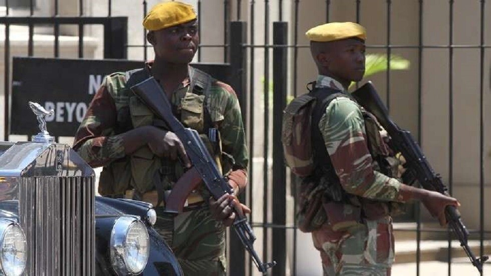 سقوط مروحية عسكرية على منزل في زيمبابوي ومقتل أفراد طاقمها وطفل