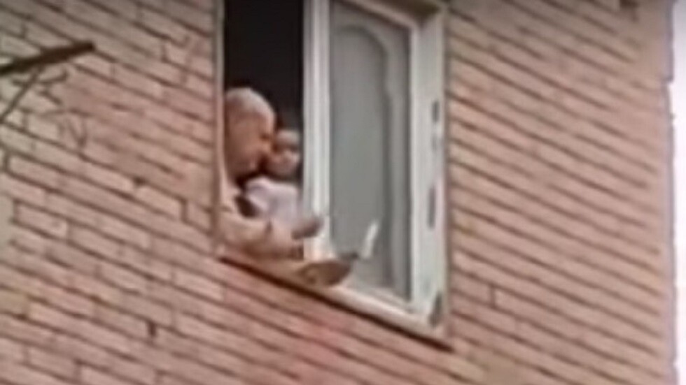 مصر.. "مش أول مرة".. مهندس بترول يرمي النقود على المارة (فيديو)