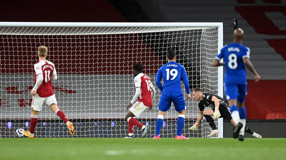 شاهد.. خطأ حارس أرسنال يكلف فريقه غاليا