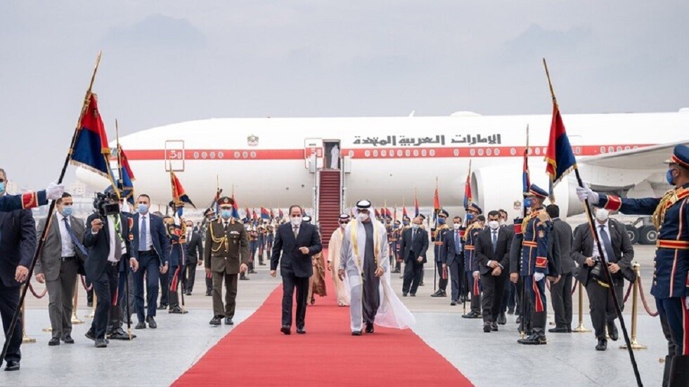 السيسي يتقدم مستقبلي بن زايد في القاهرة