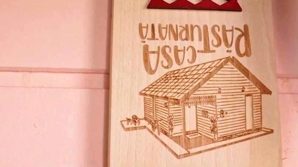 شاهد.. تصميم غريب لمنزل مقلوب في رومانيا (فيديو)