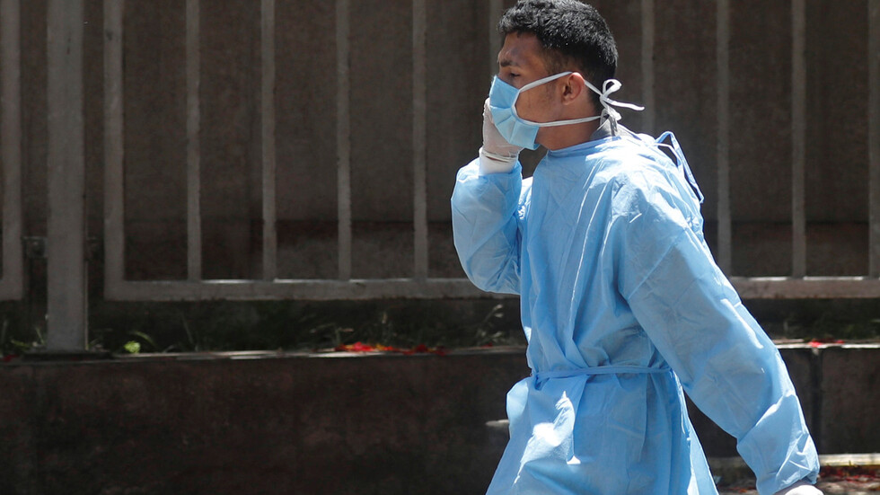 مختص مصري يتحدث عن أهم عرض من أعراض الإصابة بكورونا خلال الموجة الثالثة