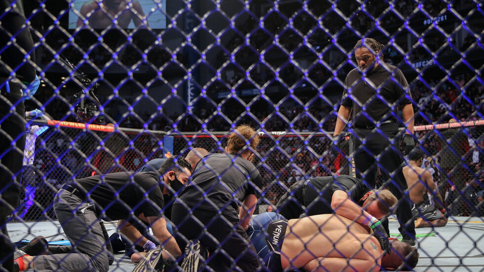 بالفيديو.. مقاتل يتسبب لنفسه بكسر "مروع" بعد 17 ثانية من النزال