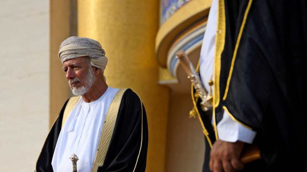 وزير الخارجية العماني السابق يروي موقفا حصل معه أثناء زيارته للقذافي