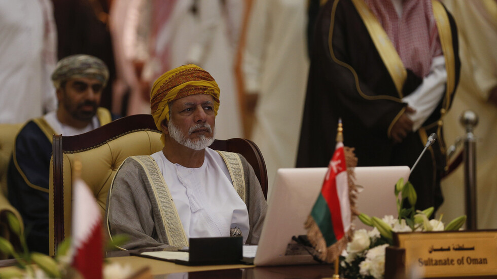 يوسف بن علوي يروي موقف السلطنة من الثورة الإيرانية وتفاصيل لقائه بالخميني