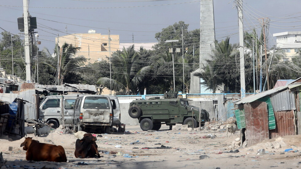 رئيس الصومال السابق يعلن عن تعرض مقره لهجوم من قبل عسكريين ويحمل خليفته المسؤولية