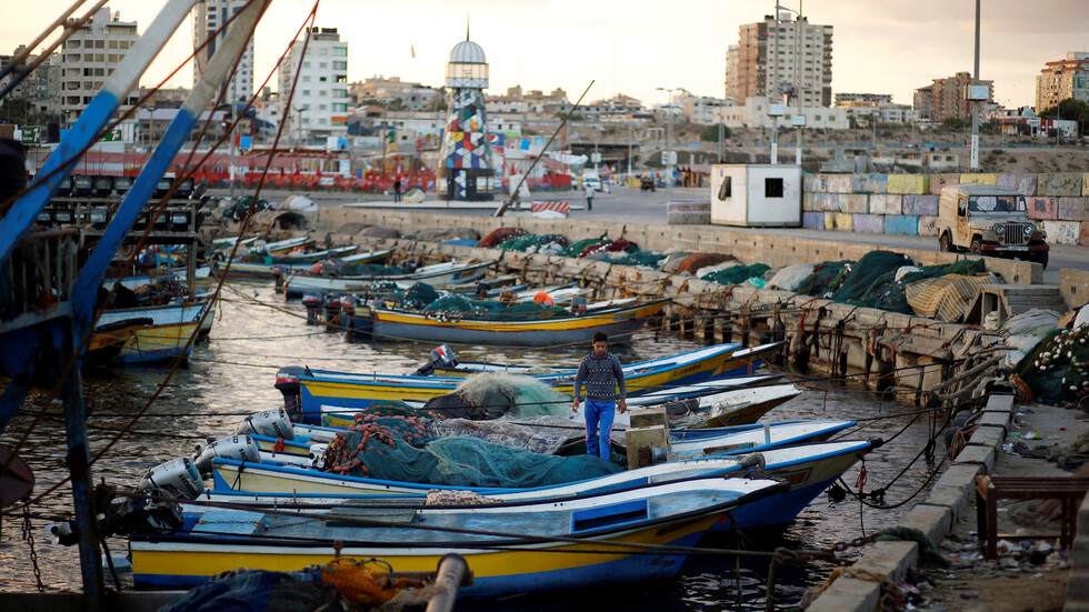 إسرائيل تقلص مساحة الصيد في بحر غزة إلى 9 أميال