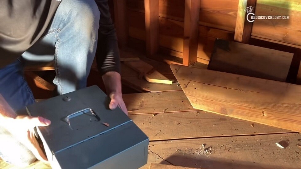 صائد كنوز يساعد زوجين في العثور على ثروة أخفاها الجد في المنزل (فيديو)