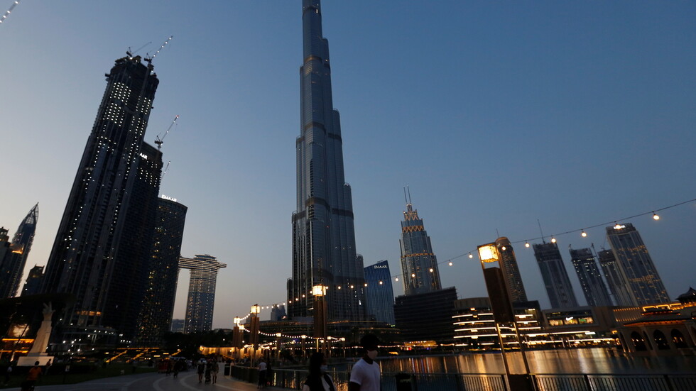 الإمارات تضيء برج خليفة بألوان علم الهند تضامنا معها في مواجهة جائحة كورونا