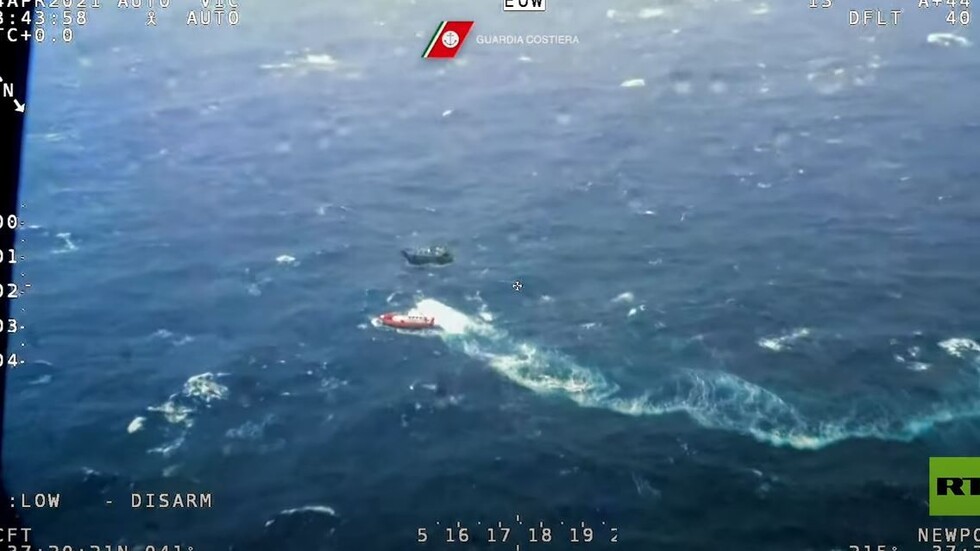 إنقاذ 100 شخص كانوا على متن قارب صيد مكتظ قبالة السواحل الإيطالية